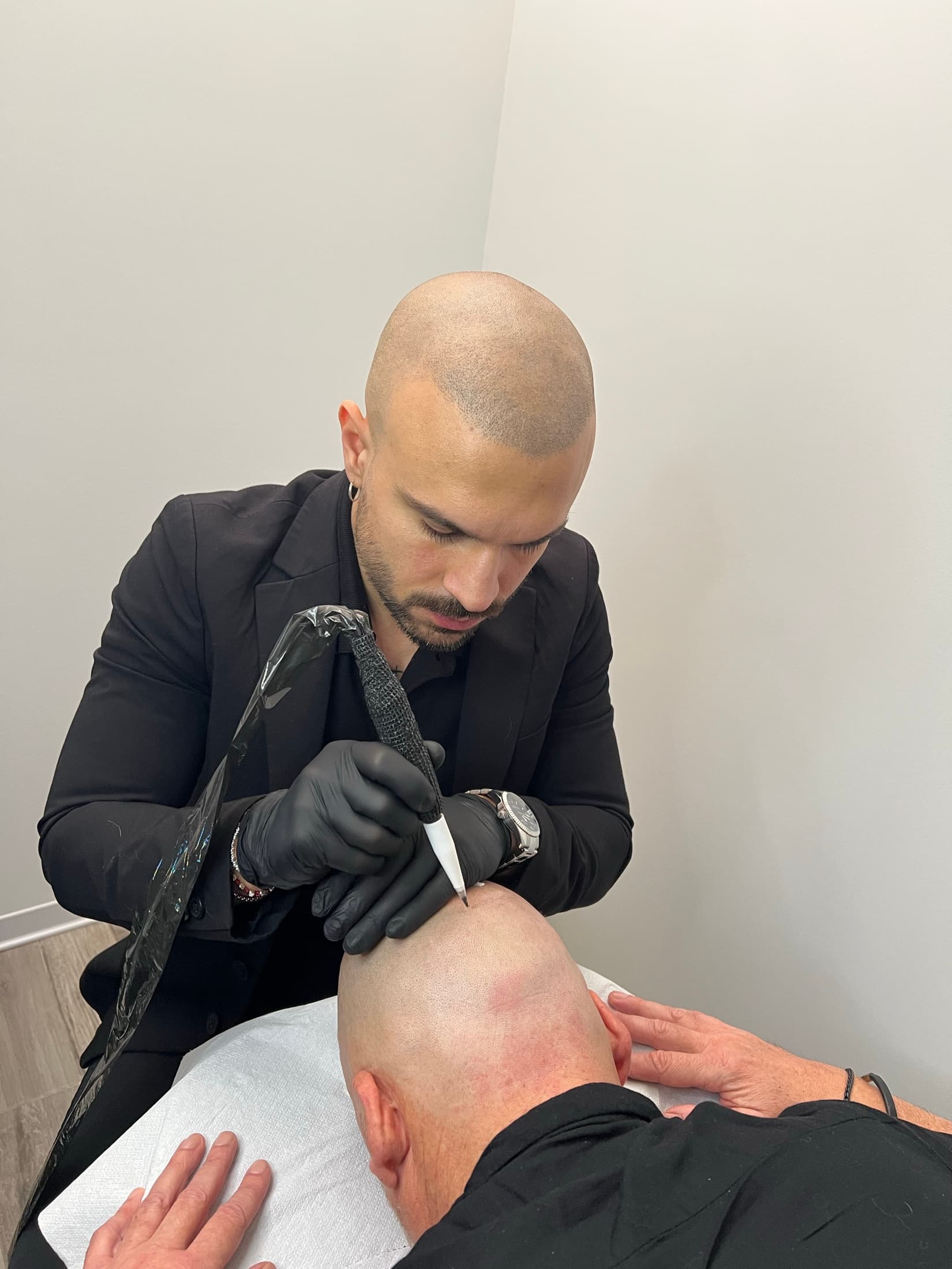 Angelo Mirante al lavoro durante un trattamento Pigmento